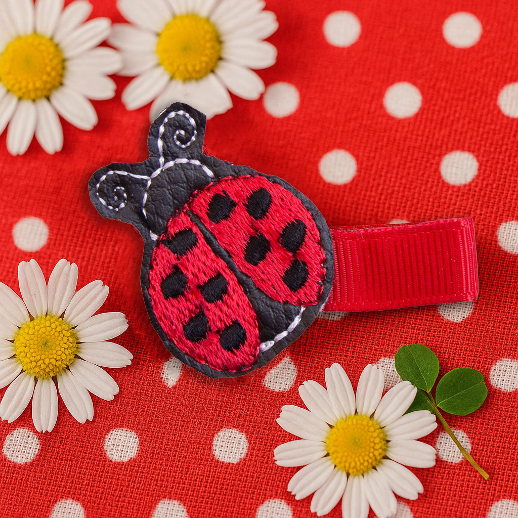 Barrette coccinelle rouge anti-glisse portée pour petite fille sur cheveux fins