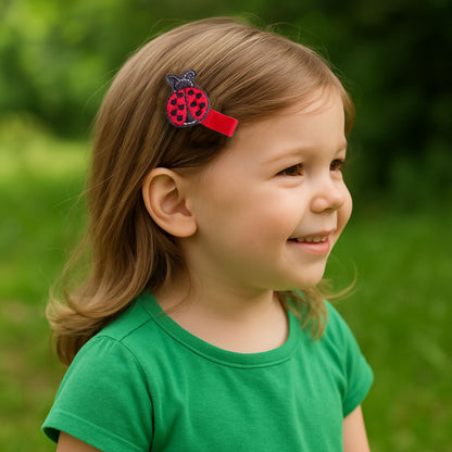 Petite fille portant une barrette coccinelle rouge et noir anti-glisse sur cheveux fins