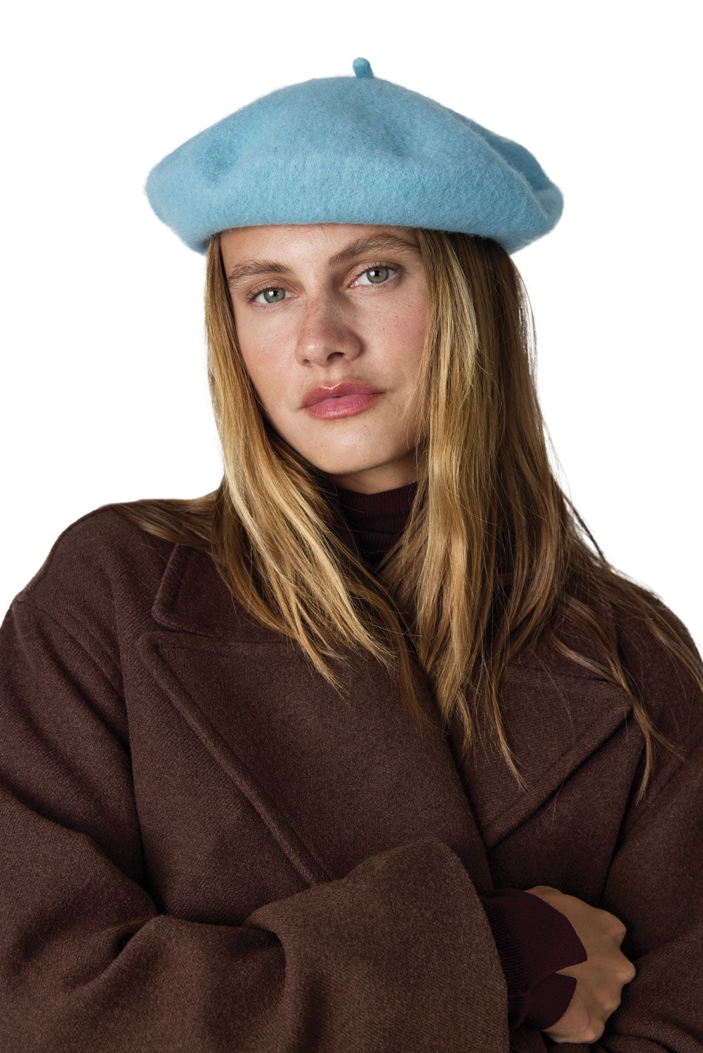 Béret KUP KP604 personnalisé brodé porté par une femme coloris bleu