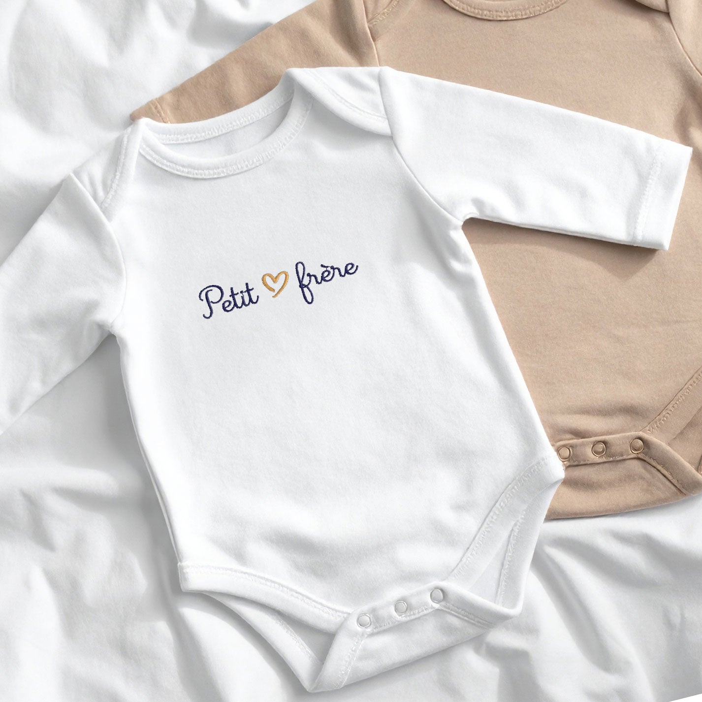Body bébé blanc brodé « Petit frère » avec un cœur doré – body à manches longues personnalisé en coton bio.