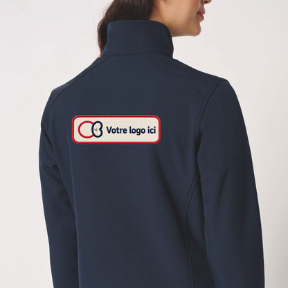 Dos d'une veste softshell femme bleu marine, zone de broderie logo entreprise, réf. IB411