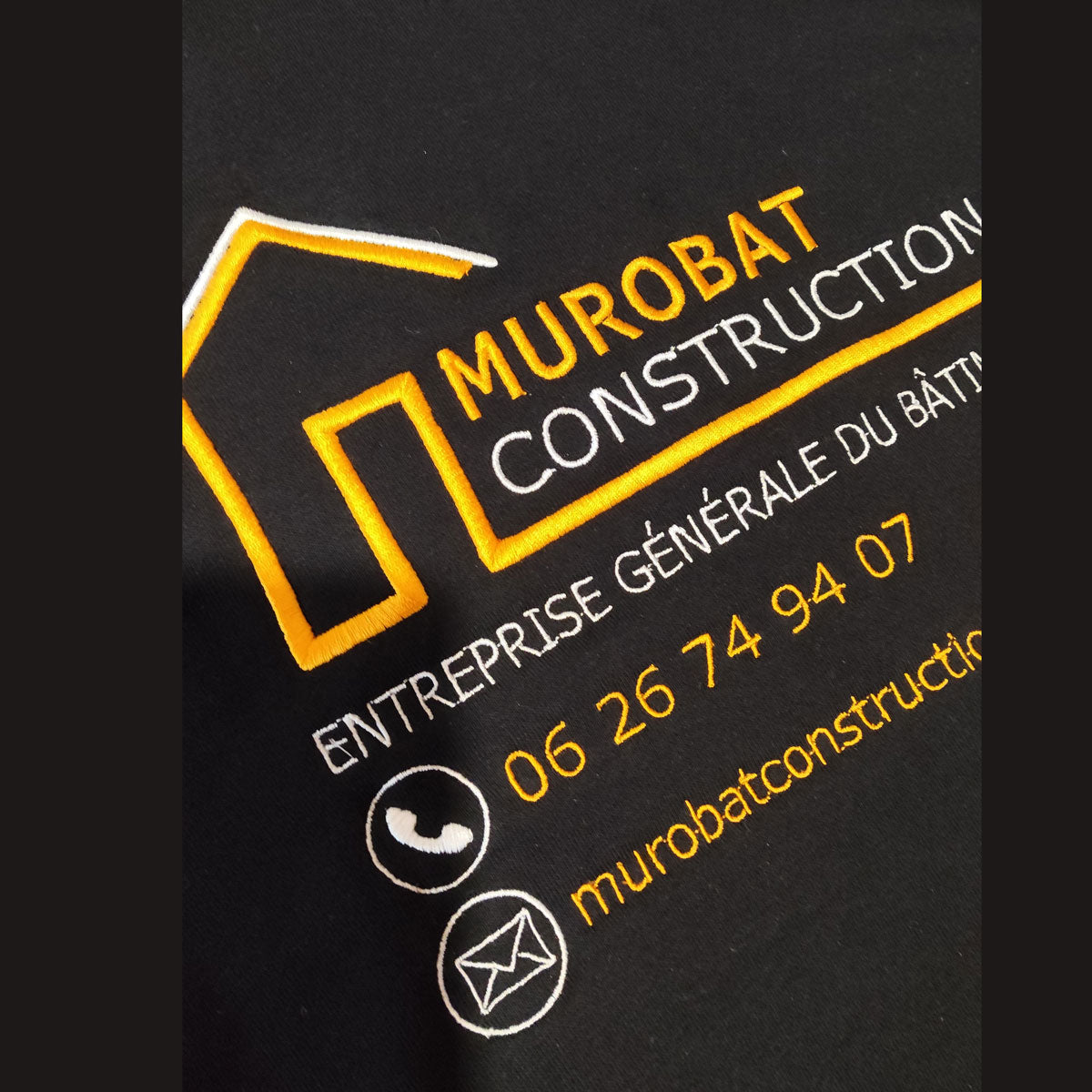 Logo brodé entreprise – secteur bâtiment – broderie durable