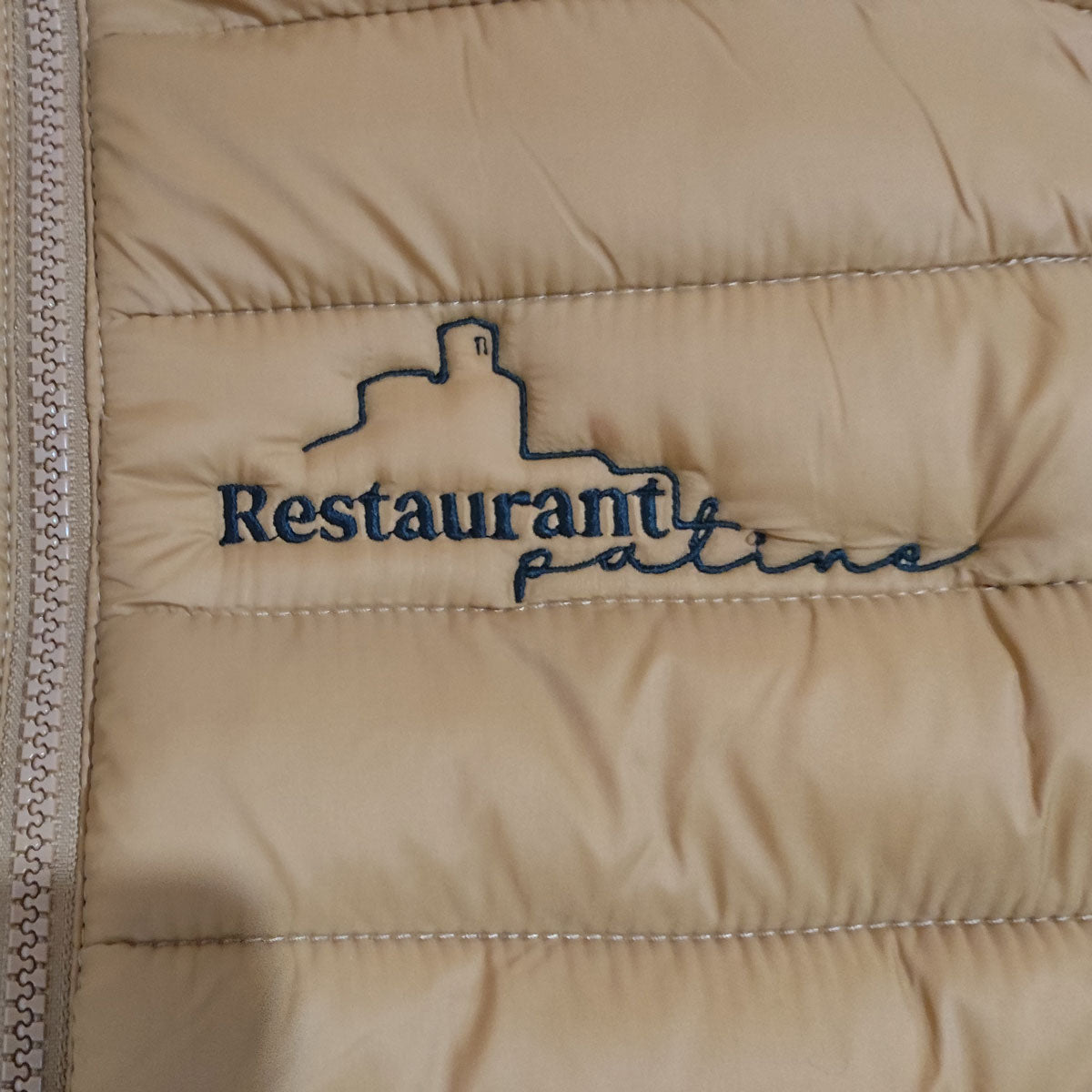 Broderie logo restaurant – textile professionnel brodé