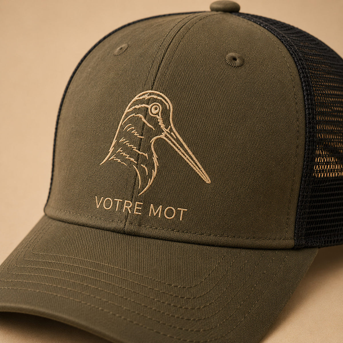 Détail de la broderie bécasse fil beige ton sur ton sur casquette de chasse kaki