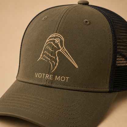 Détail de la broderie bécasse fil beige ton sur ton sur casquette de chasse kaki