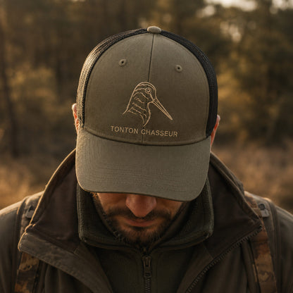 Chasseur portant une casquette brodée bécasse personnalisée en forêt