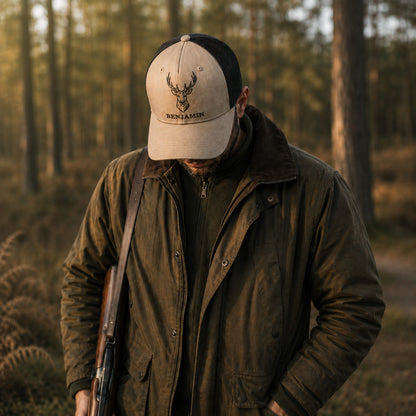 Chasseur portant une casquette brodée cerf personnalisée en forêt
