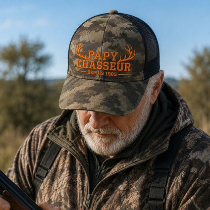 Grand-père chasseur portant une casquette camouflage brodée Papy Chasseur