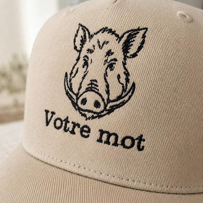 Détail de la broderie tête de sanglier fil noir sur casquette de chasse beige