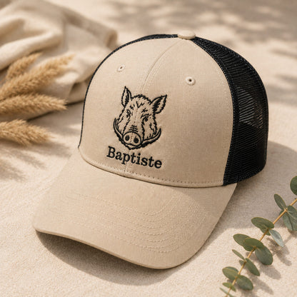 Casquette de chasse beige brodée sanglier personnalisée avec un prénom, cadeau chasseur