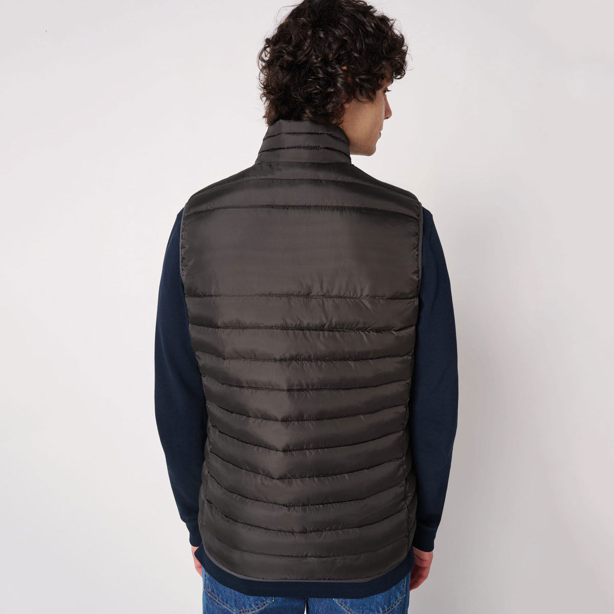 Vue de dos doudoune homme sans manches brodée IB6172
