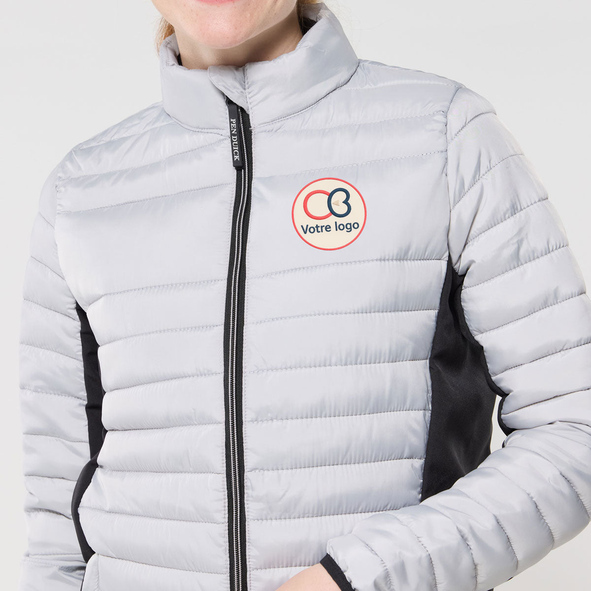 Doudoune femme brodée PK518 parfaite pour les professionnels – coupe cintrée et look moderne