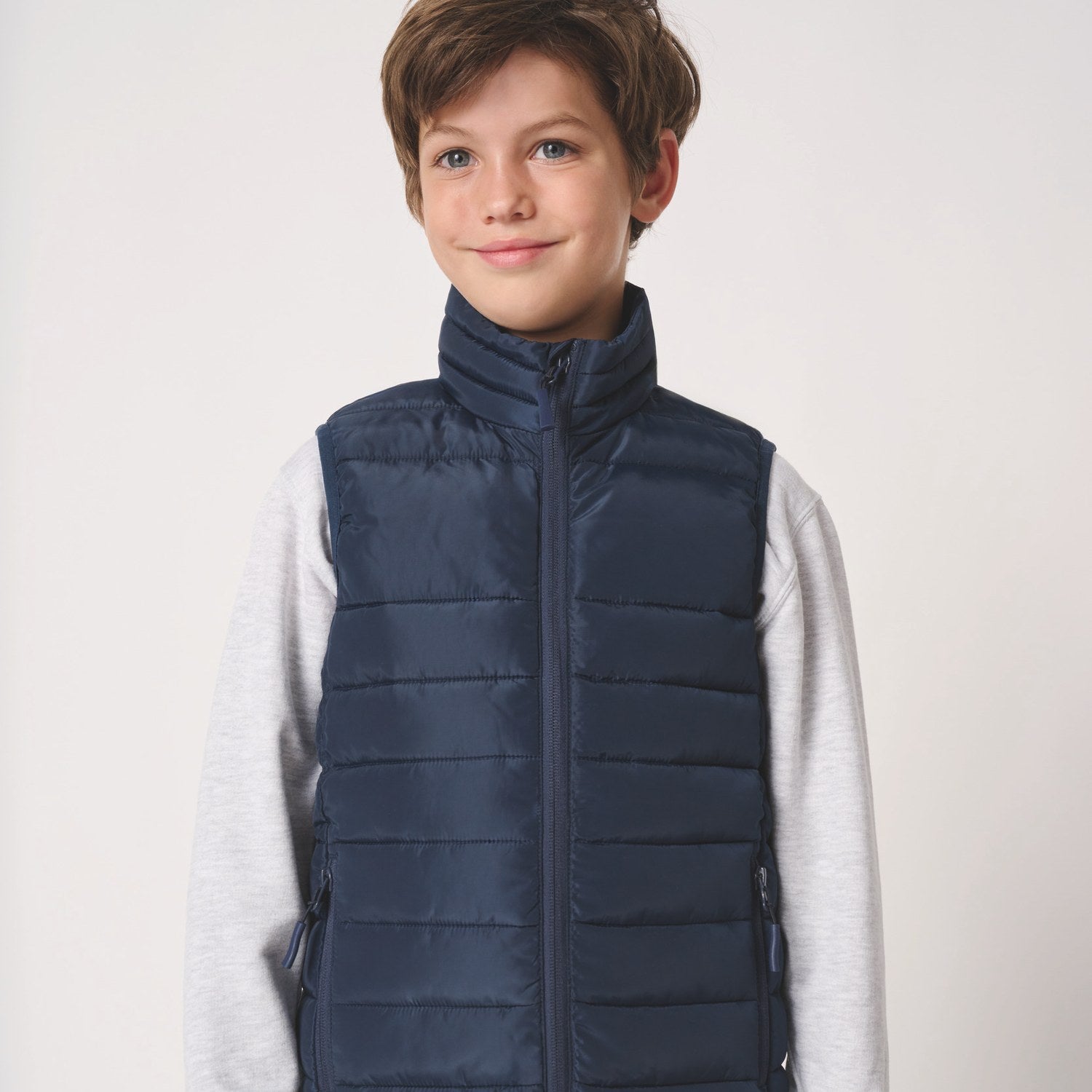 Garçon portant une doudoune sans manches enfant bleu marine à broder, réf. iDeal Basic IB6174