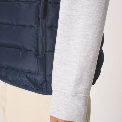 Poche latérale zippée d'une doudoune sans manches enfant bleu marine, finition matelassée IB6174