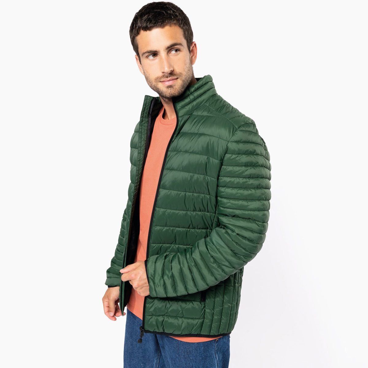  Doudoune verte homme Kariban K6120 portée, idéale pour broderie de logo professionnel