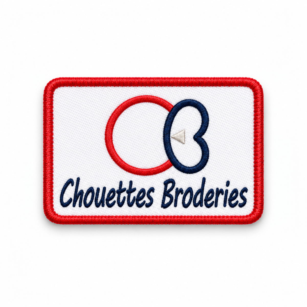 Écusson brodé personnalisé rectangulaire à coins arrondis, bordure en bourdon rouge, logo brodé sur fond tissu blanc