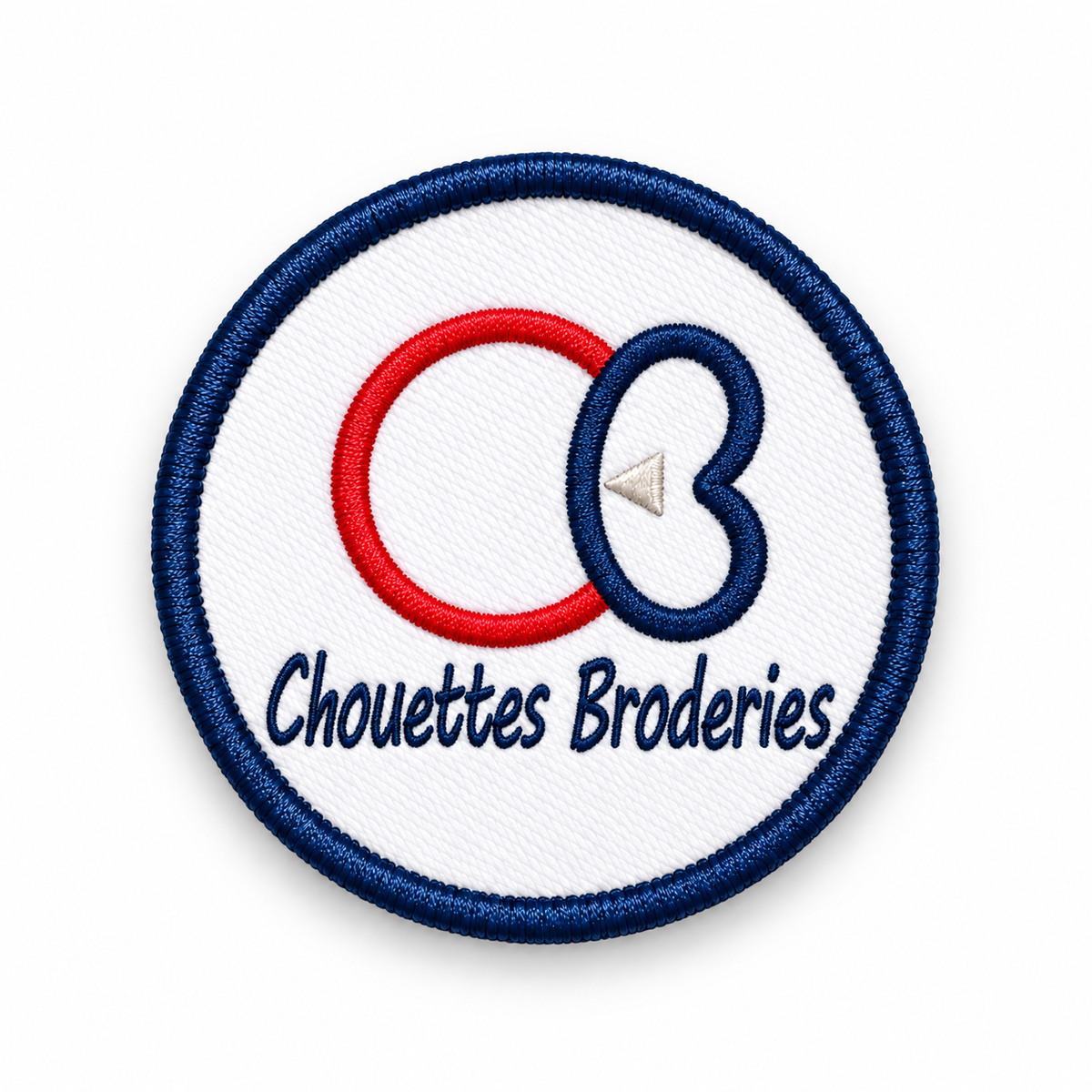 Écusson brodé personnalisé rond, logo Chouettes Broderies bleu marine et rouge sur fond tissu blanc, bordure en bourdon bleu