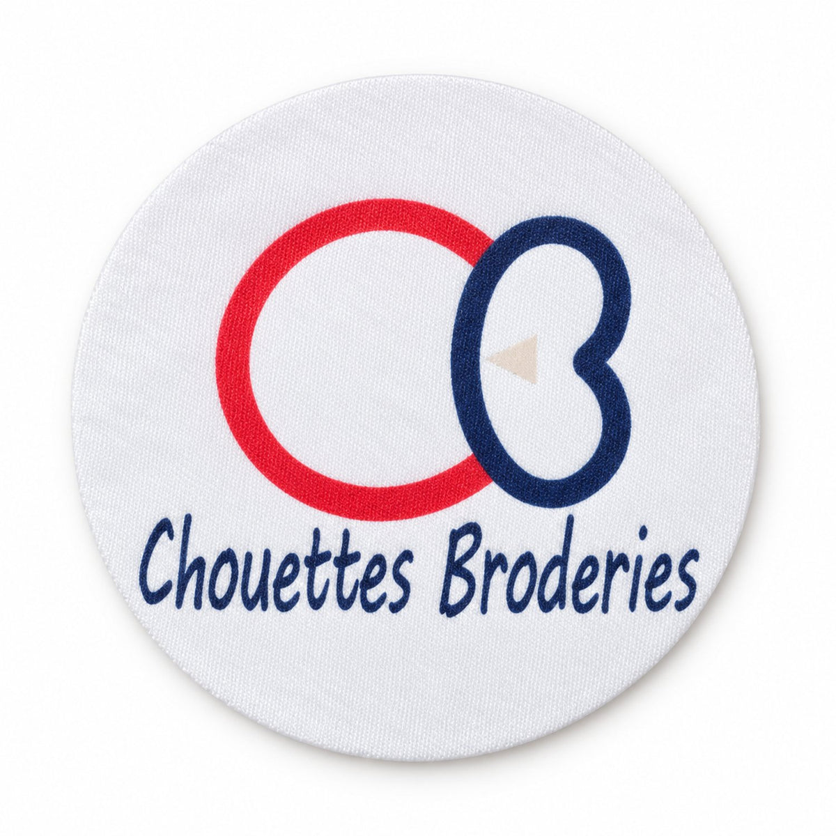 Écusson sublimé personnalisé rond sur fond tissu blanc, logo imprimé en rouge et bleu marine avec tracés nets et couleurs illimitées