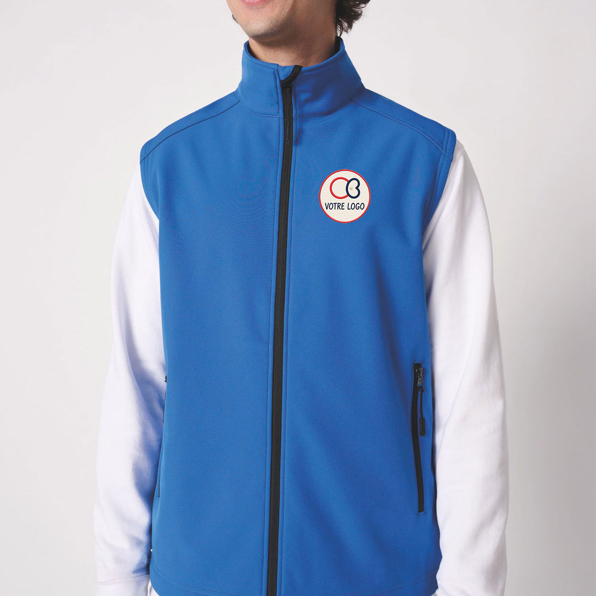 Homme portant un gilet softshell sans manches bleu roi brodé personnalisé, réf. iDeal Basic IB413