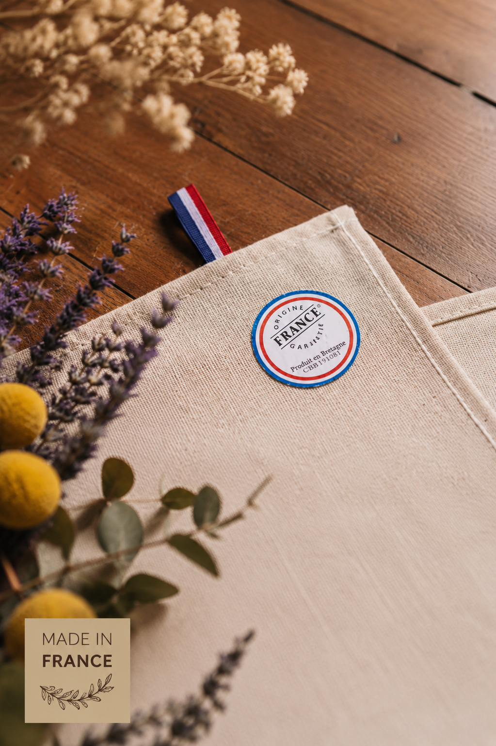Détail de l'étiquette Made in France sur un torchon de cuisine personnalisé. Fabrication française, linge de cuisine haut de gamme et cadeau personnalisé.