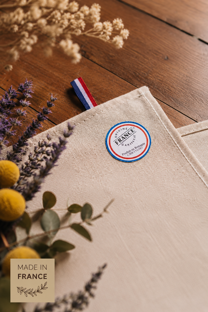 Détail de l'étiquette Made in France sur un torchon de cuisine personnalisé. Fabrication française, linge de cuisine haut de gamme et cadeau personnalisé.