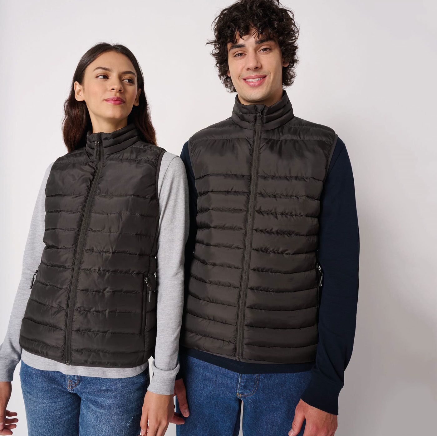 Doudoune sans manches IB6173 femme et homme, personnalisée avec logo brodé