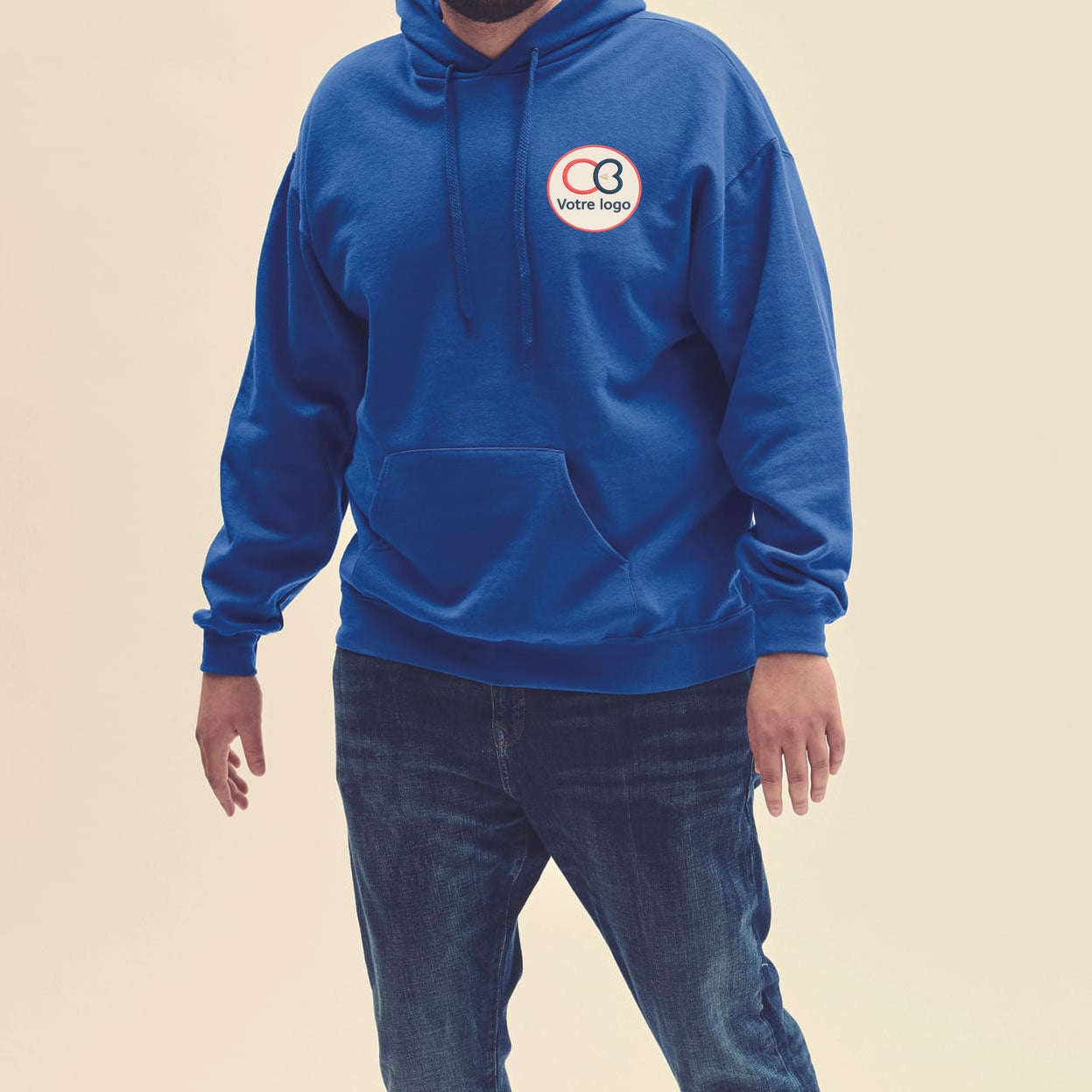 Sweat à personnaliser avec broderie de votre logo. Taille unisexe Fruit of the Loom SC244C bleu roi porté.