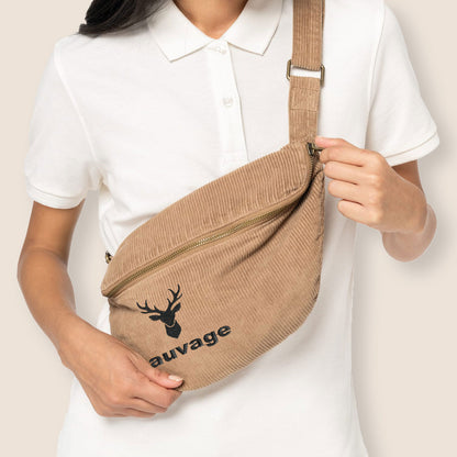 Sac banane en velours beige brodé avec motif cerf et texte personnalisable, porté en bandoulière.