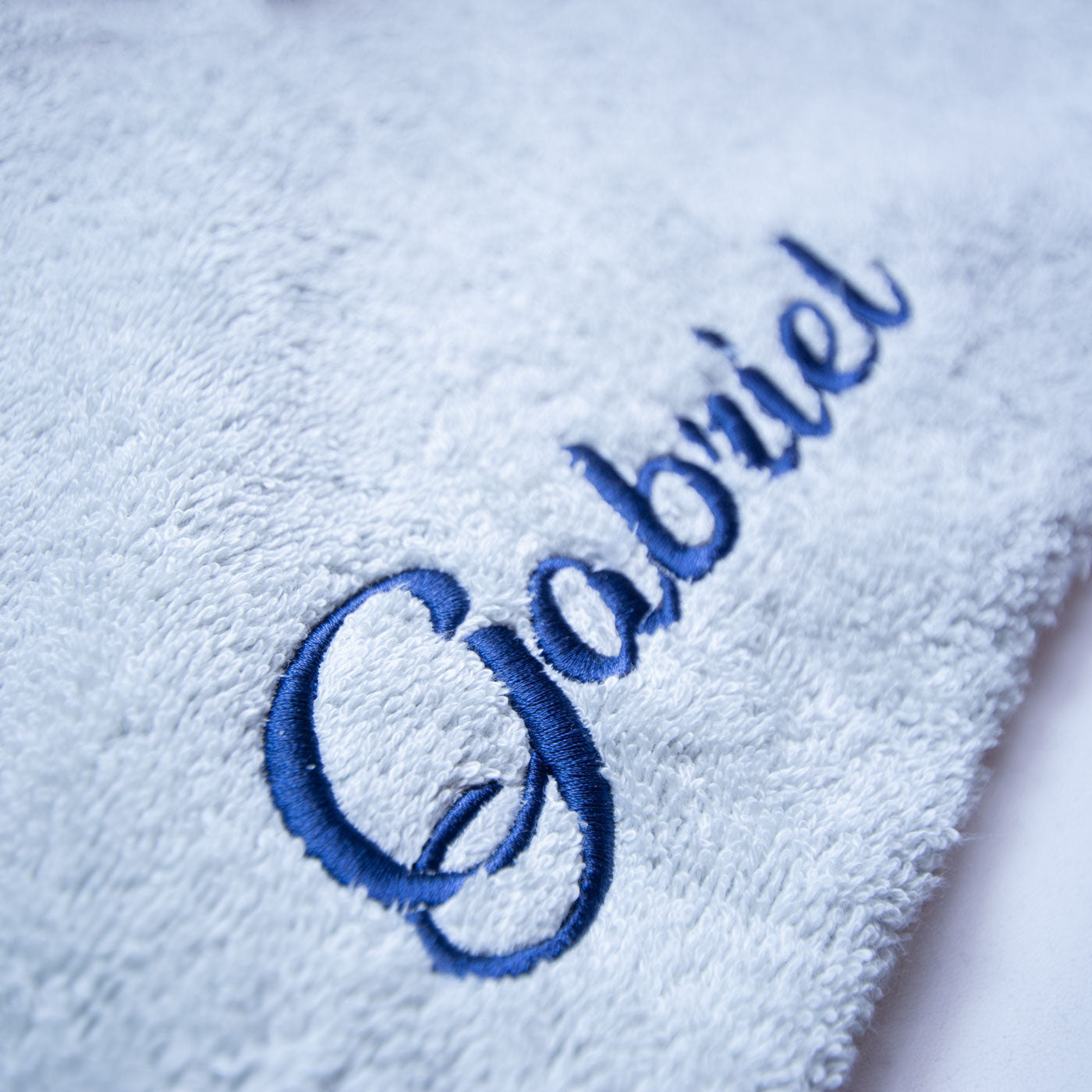 Détail de la broderie prénom sur serviette personnalisée en coton
