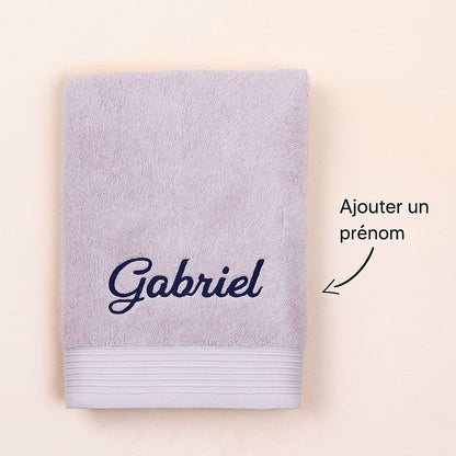 Serviette personnalisée grise avec prénom brodé Gabriel – option ajouter un prénom