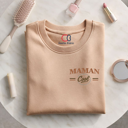 sweat beige plie avec broderie maman cool mise en scene feminine idee cadeau fete des meres broderie personnalisee