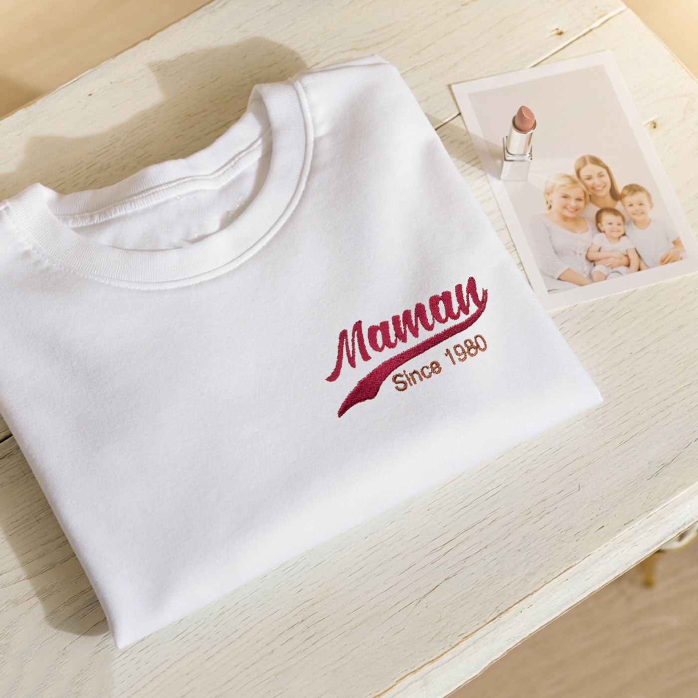 sweat blanc plie avec broderie maman since 1980 mise en scene idee cadeau fete des meres broderie personnalisee