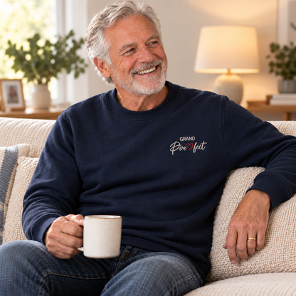 Sweat bleu marine brodé Grand-Père Perfect porté par un grand-père, cadeau personnalisé
