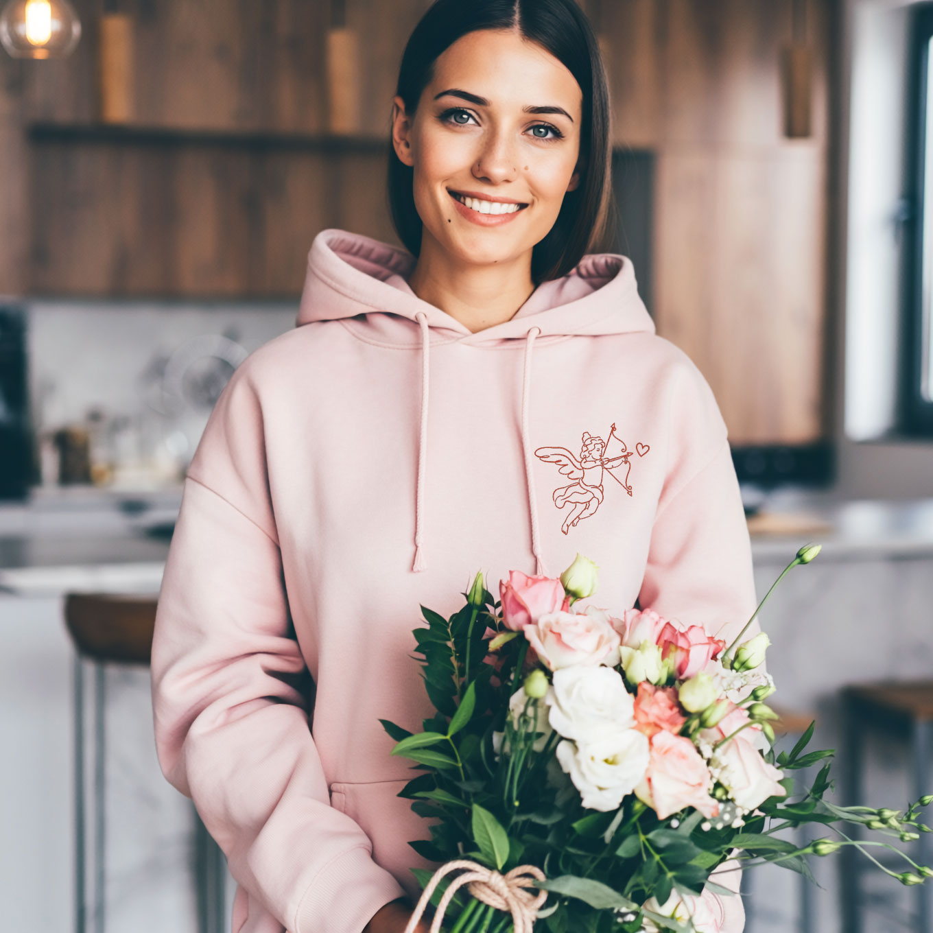 Sweat a capuche femme rose clair brode avec un cupidon et un coeur, idee cadeau romantique pour couple ou Saint Valentin
