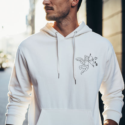 Sweat a capuche homme blanc brode avec un cupidon, un coeur et des initiales, idee cadeau romantique pour couple

