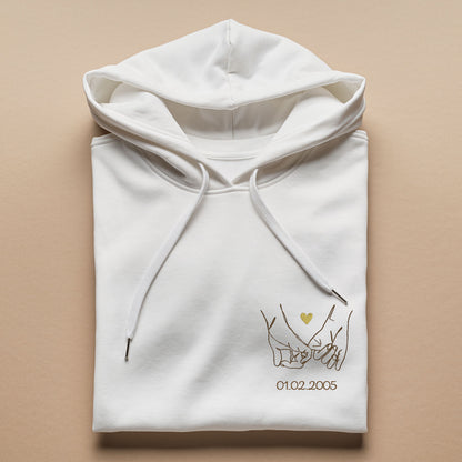 Sweat à capuche blanc plié avec broderie de mains entrelacées et petit cœur doré, personnalisé avec une date, idée cadeau couple pour la Saint-Valentin
