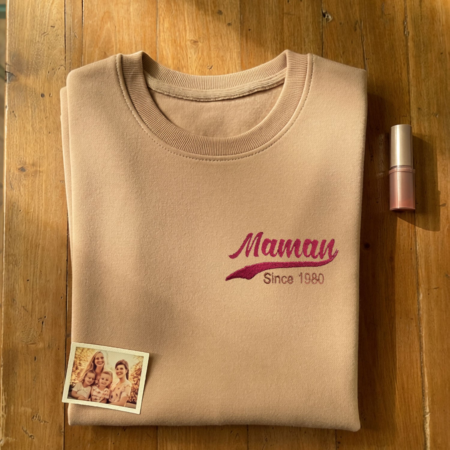 sweat beige plie avec broderie maman since 1980 mise en scene cadeau fete des meres broderie personnalisee avec photo