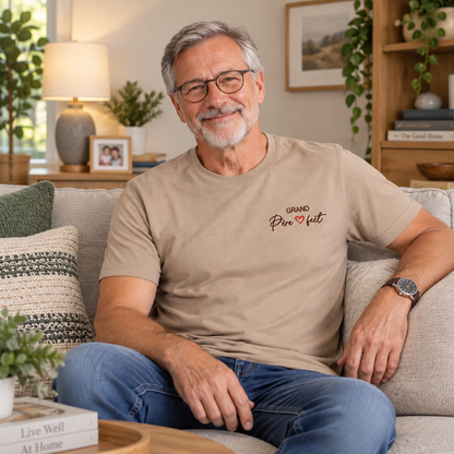 T-shirt beige personnalisé Grand-Père Perfect porté par un grand-père, idée cadeau fête des grands-pères
