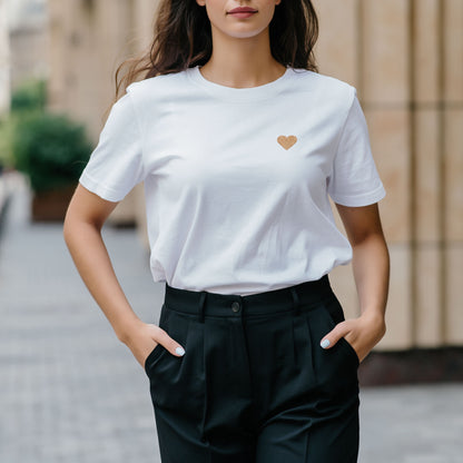 t-shirt blanc brodé coeur or porté femme
