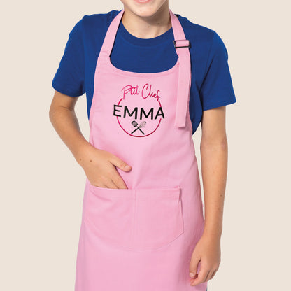 Tablier enfant rose brodé P'tit Chef personnalisé au prénom 
