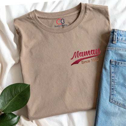 t shirt beige avec broderie maman since 1980 associe a un jean idee tenue femme cadeau fete des meres broderie personnalisee