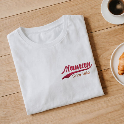 t shirt blanc plie avec broderie maman since 1980 mise en scene petit dejeuner idee cadeau fete des meres broderie personnalisee