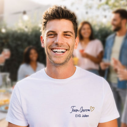 T-shirt brode Team Groom EVG prenom personnalise porte par un homme en fete - Chouettes Broderies