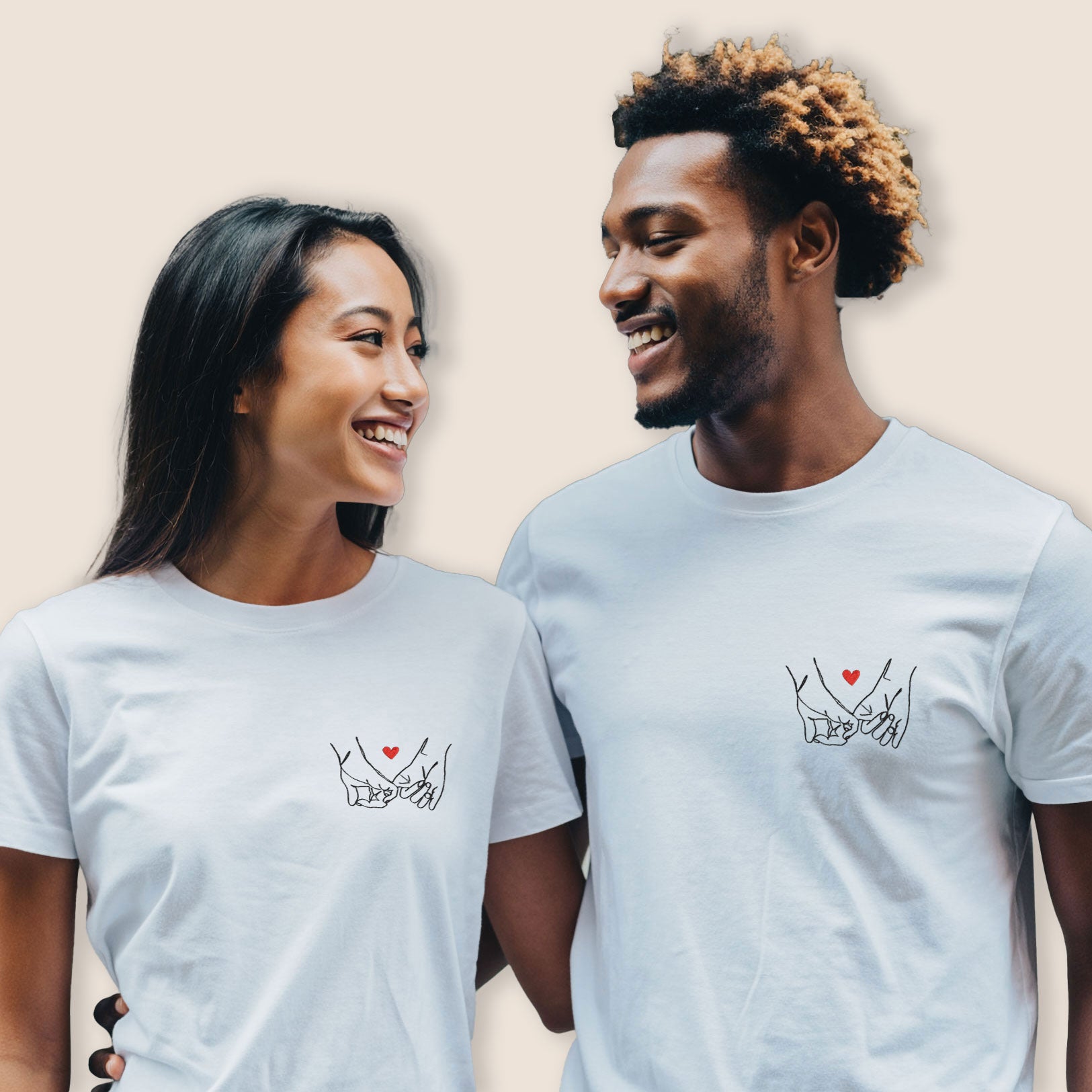 T-shirt blanc couple avec broderie mains entrelacées et petit cœur, création brodée personnalisée pour amoureux