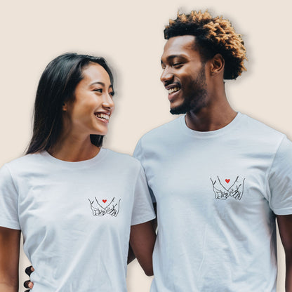 T-shirt blanc couple avec broderie mains entrelacées et petit cœur, création brodée personnalisée pour amoureux