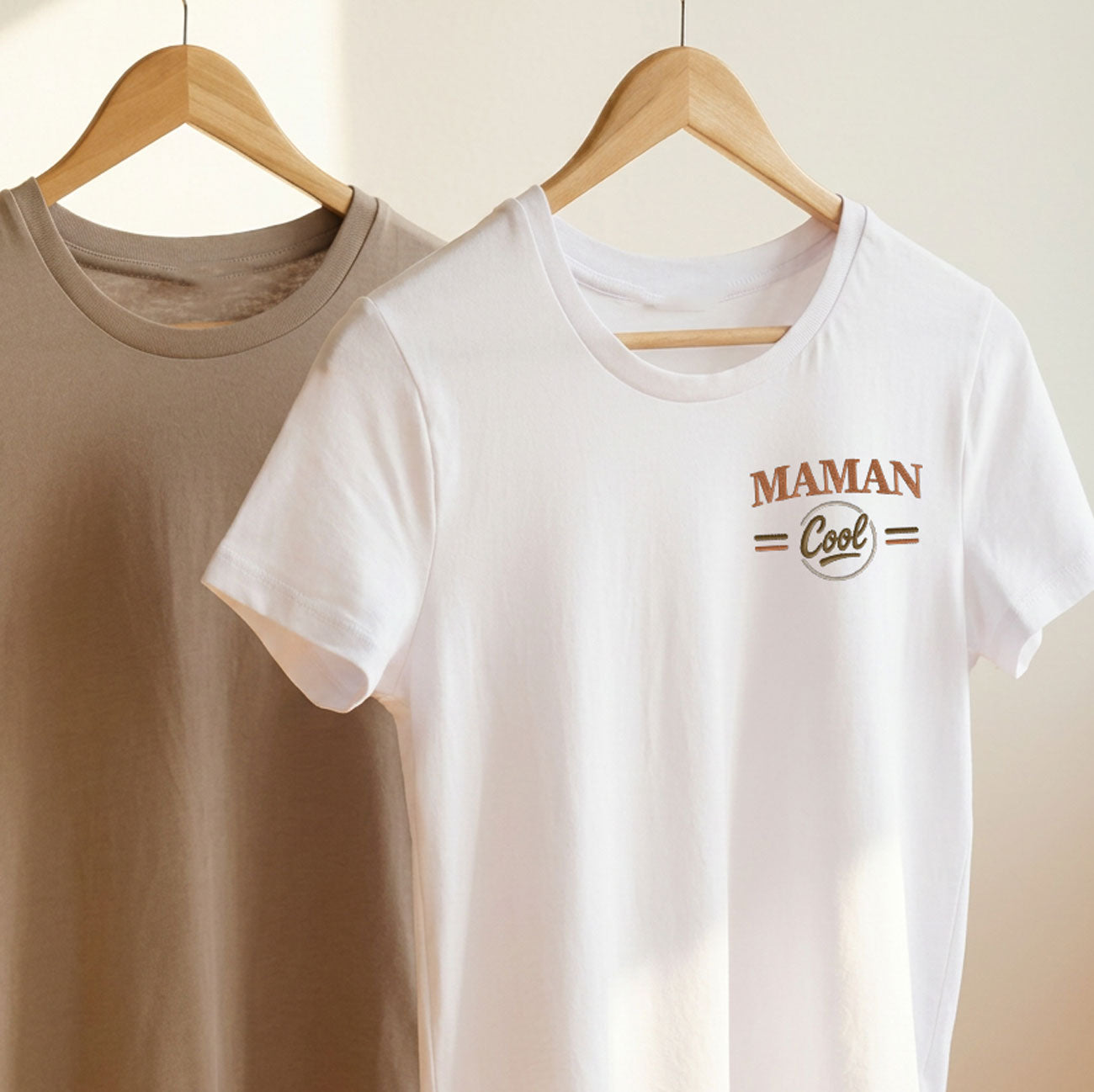 t shirts femme blanc et beige suspendus avec broderie maman cool idee cadeau fete des meres broderie personnalisee