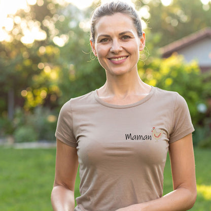 T-shirt femme sable brodé Maman poule – vêtement personnalisé brodé en France