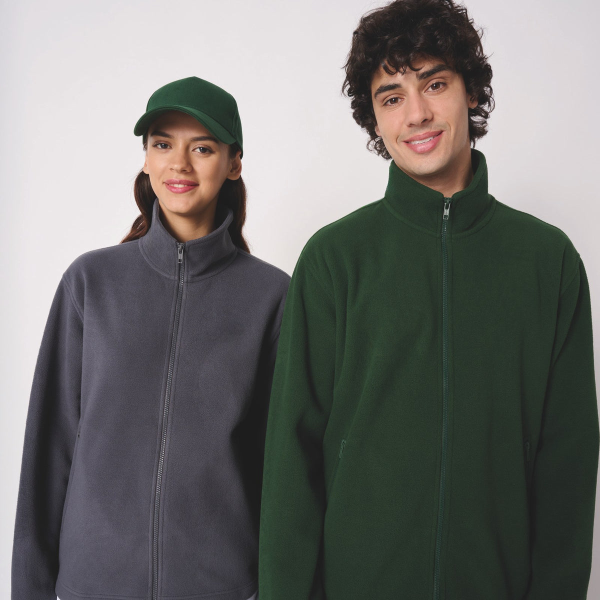 Femme et homme en vestes polaires brodées gris foncé et vert forêt, tenue d'équipe personnalisée IB900