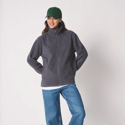 Femme portant une veste polaire gris foncé brodée personnalisée, col montant, IB900