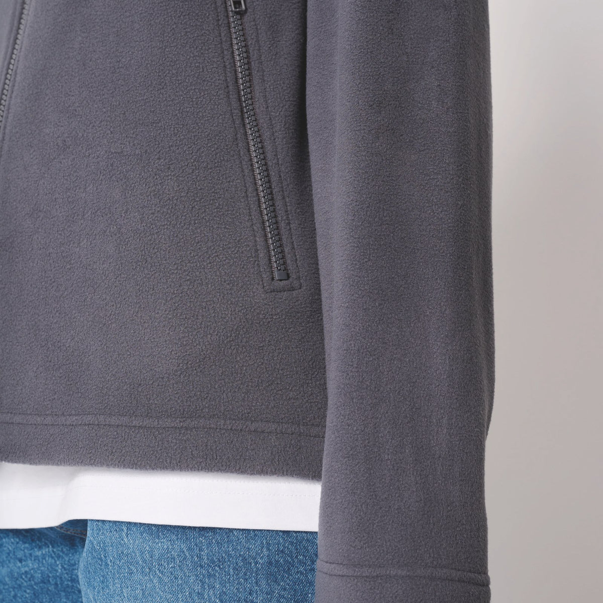Poche latérale zippée d'une veste polaire gris foncé, micropolaire anti-boulochage IB900
